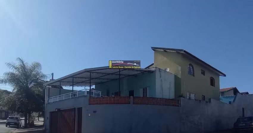 Casa Venda Jd Centenário, Valinhos / SP, 3 dormitórios, sendo 1 suíte, 2 vagas de garagem, Terraço, Piscina, área de Serviço, Copa, Cozinha, Lavabo, Sala de Estar, Sala de Jantar. 