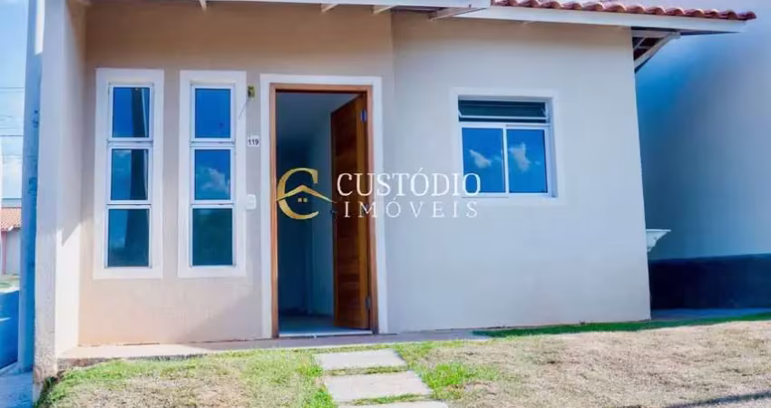 Venda de Casa em Condomínio: 2 Quartos, 2 Salas, 1 Banheiro, 2 Vagas - Sorocaba-SP, Bairro Cajuru do Sul - 48m².