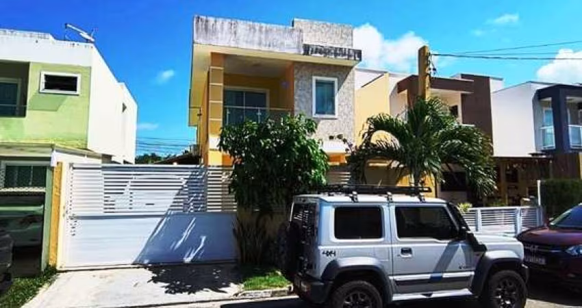 Bem localizada com 3 suítes, piscina privativa e energia solar.