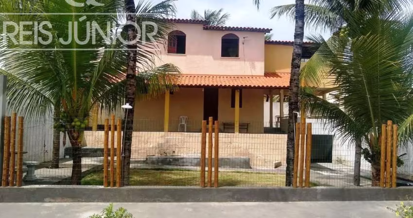 Casa duplex em condomínio frente mar.