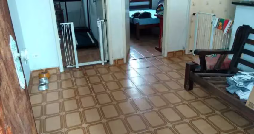 Dois dormitórios, cozinha americana. prédio frente à praia d