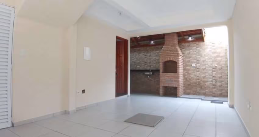 Casa triplex. Dois dormitórios, duas suítes, duas vagas fech