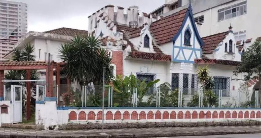 Casa em estilo castelinho. Três dormitórios de 340 m2. Linda