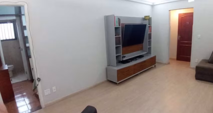 Três dormitórios mobiliado. Prédio com elevador e portaria