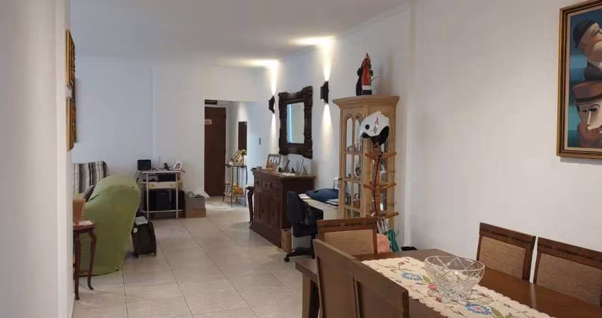 Três dormitórios e suíte com duas vagas. Ótimo padrão. 170m2