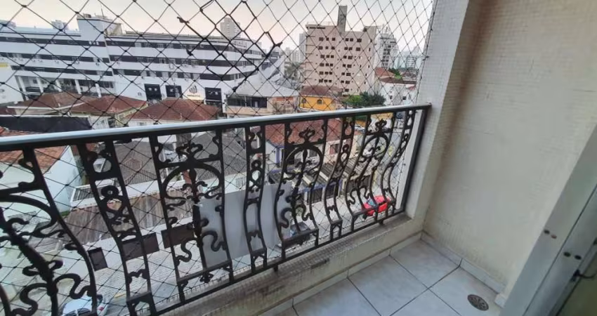 Dois dormitórios, dependência com varanda na sala e armários