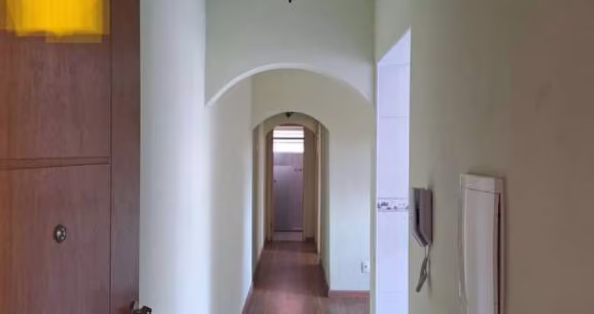 Dois dormitórios, elevador e garagem demarcada. Bom preço.