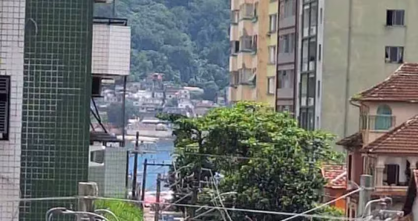 Dois dormitórios a uma quadra da praia e de frente. elevador