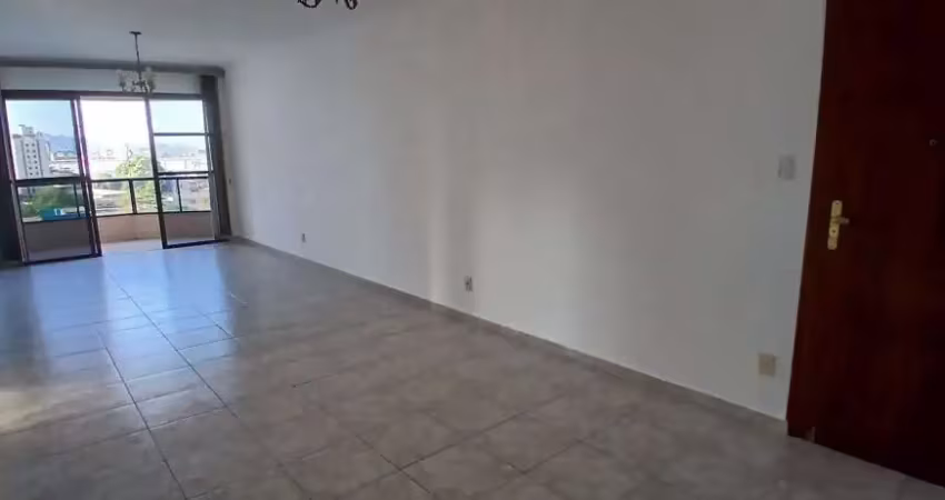 Três dormitórios, suíte, vaga demarcada. conservado de 140m2