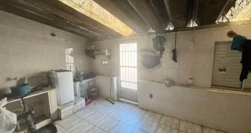 Casa estilo sobrado de dois dormitórios e um pequeno quintal