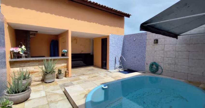 Casa plana com 03 quartos, sendo 01 suíte à venda na Lagoa Redonda | Condomínio Pacífico.