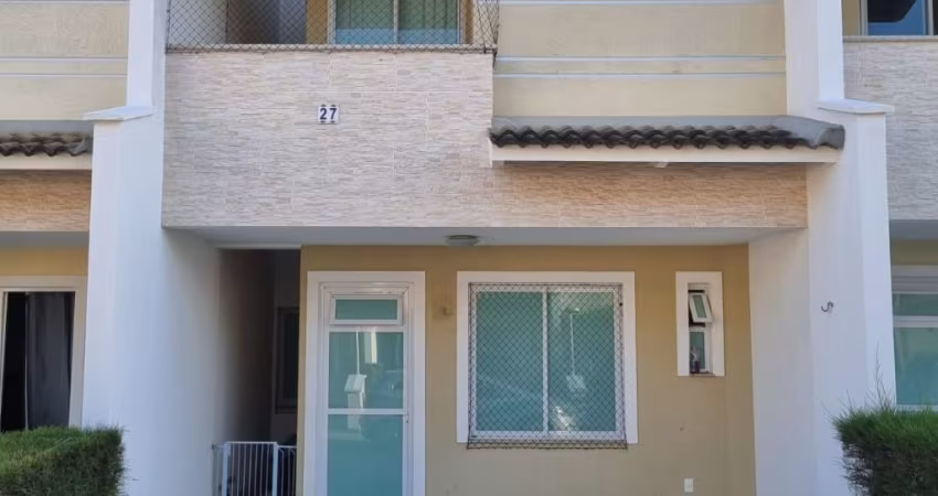 Casa duplex em condomínio na Lagoa Redonda