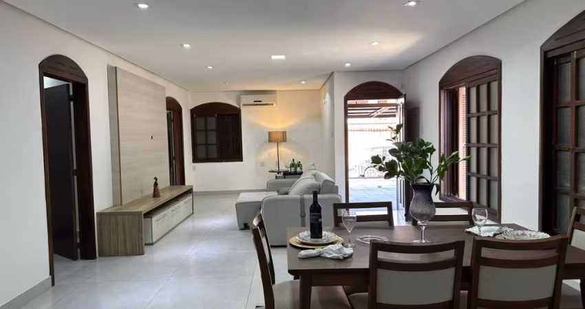 Casa térrea com 4 dormitórios, 2 suítes, garagem e pátio, bairro Estância Velha.