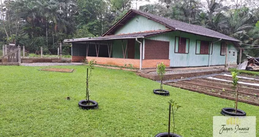 Terreno a venda em pirabeiraba, com 836 m², com casa de madeira