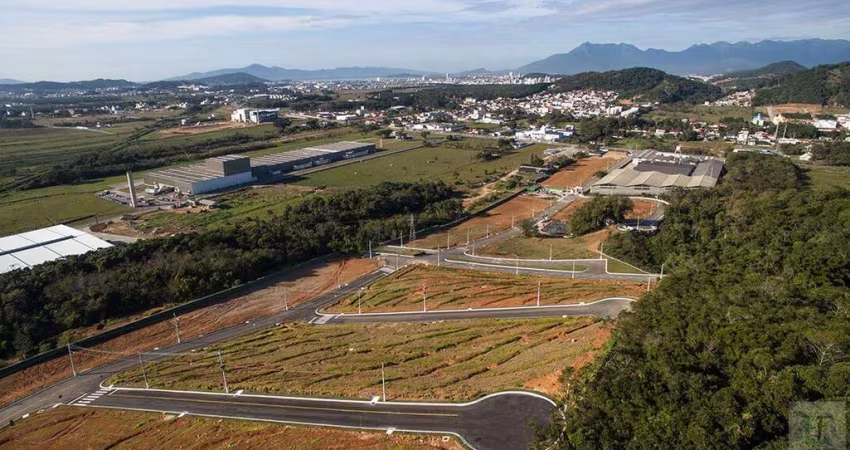 Terreno com 360m² em condomínio fechado