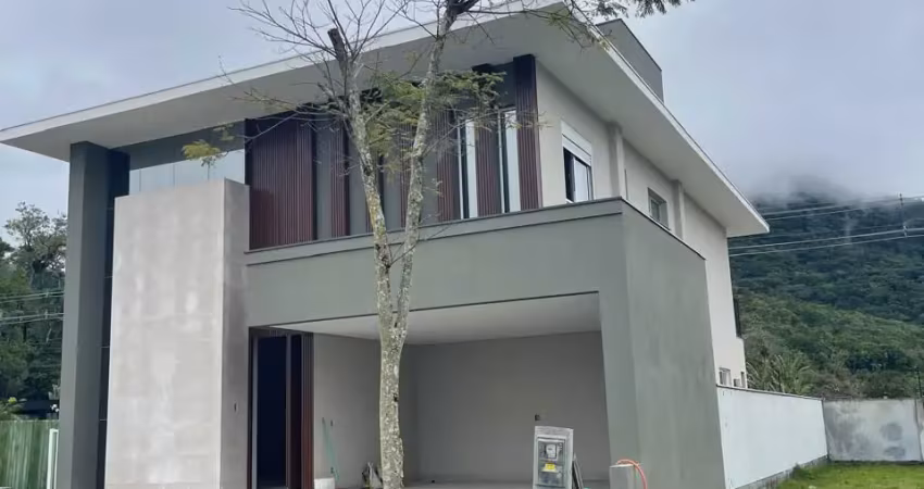 Casa condomíno fechado para venda tem 275m com 4 quartos em pedra branca - palhoça - sc