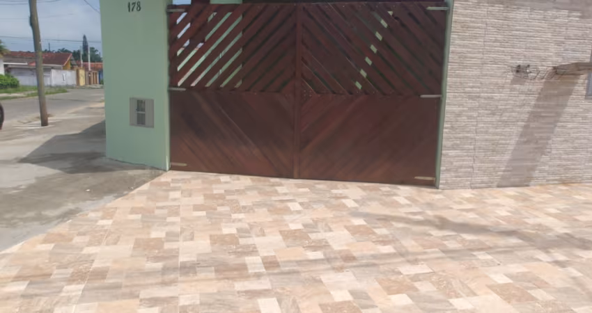 Casa com Piscina - Próximo da rodovia