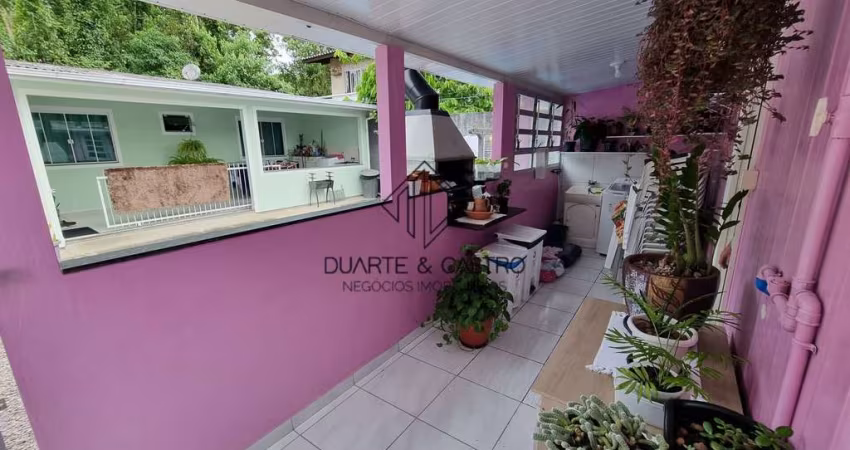 Oportunidade Única com 2 Casas no Terreno