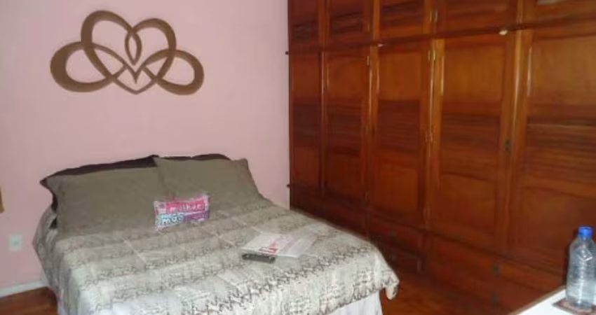 Apartamento de 2 quartos e 1 banheiro.