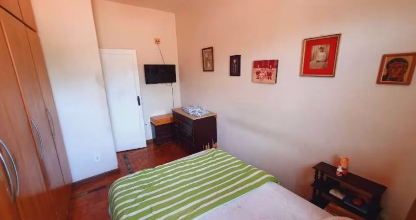 Apartamento de 2 quartos e 1 suíte.