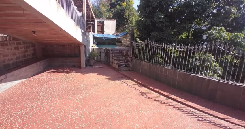 Casa de 5 quartos e 3 suítes.