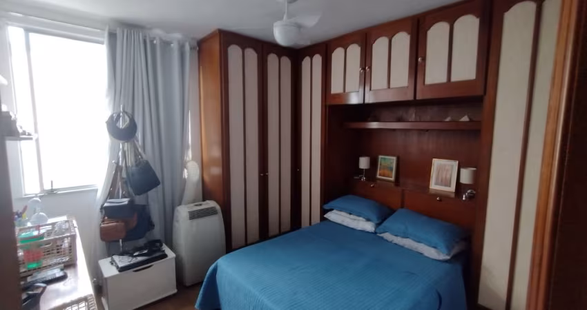 Apartamento 2 quartos e 2 garagens.