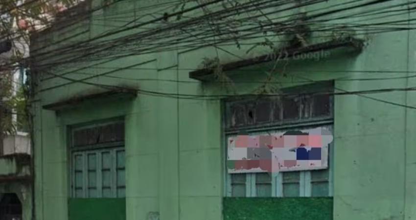 Casa de 3 quartos e 3 garagens.