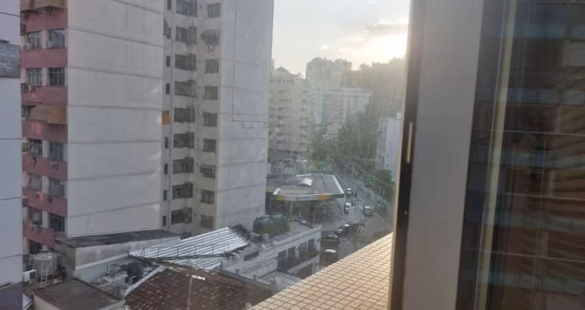 Sala de 1 garagem e 1 banheiro.