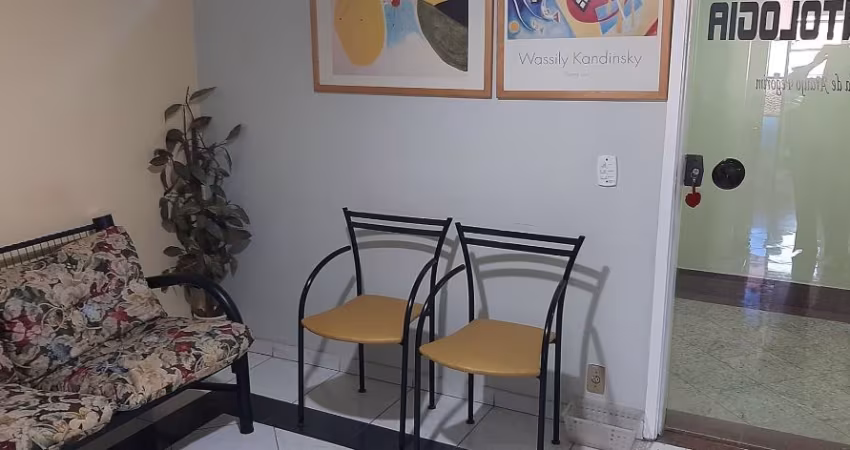 Sala de 1 banheiro e 1 garagem.