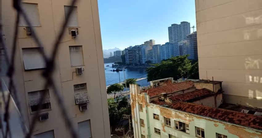 Apartamento de 4 quartos e 4 banheiros.