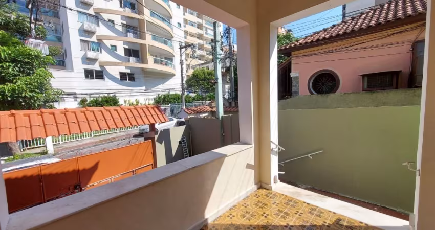 Casa de 4 quartos e 2 banheiros.