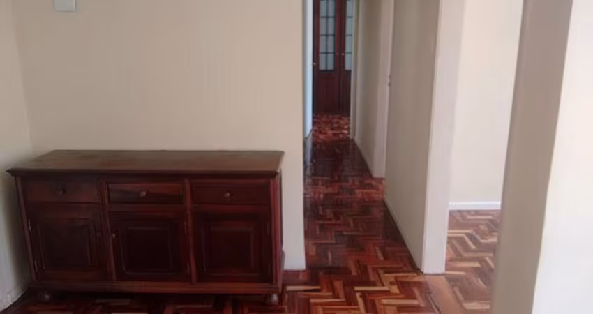 Apartamento de 3 quartos e 1 banheiro.