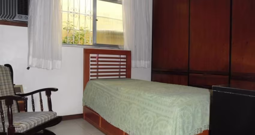 Casa de 3 quartos e 2 suítes.