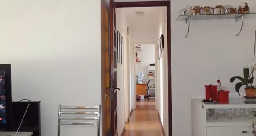 Apartamento de 3 quartos e 1 banheiro.