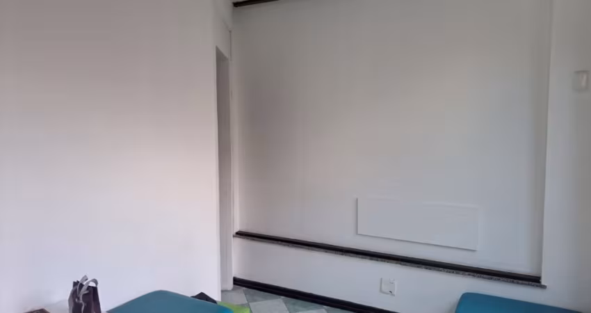 Sala comercial 31m2 com banheiro bem localizada