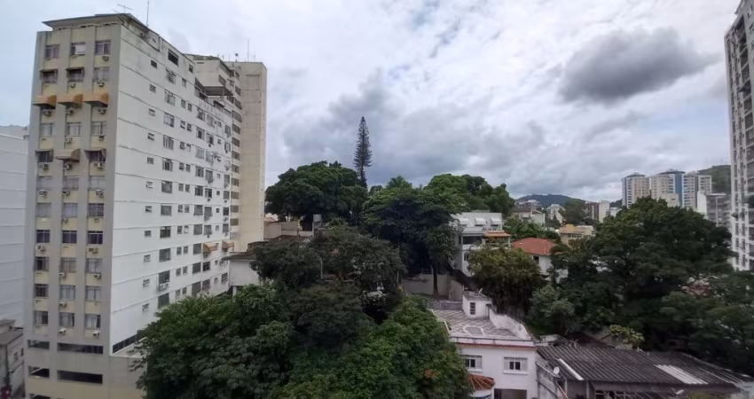 Apartamento de 4 quartos e 2 suítes.