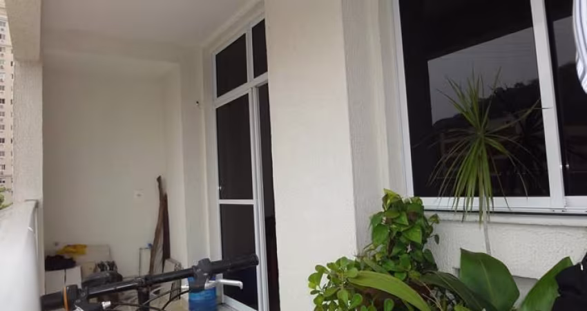 Apartamento de 3 quartos e 2 garagens.