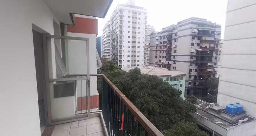 Apartamento de 3 quartos e 1 banheiro.