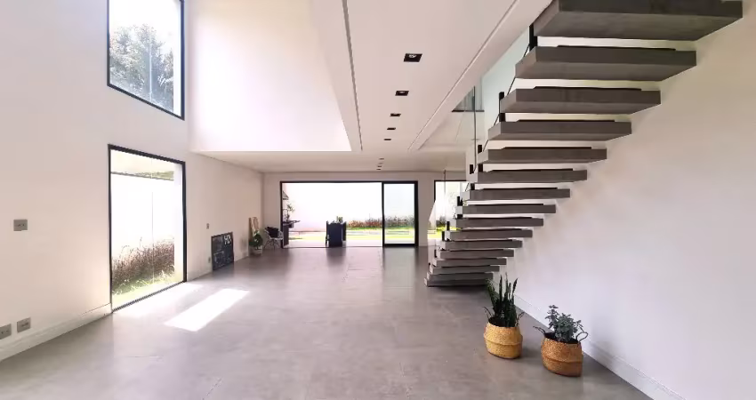 Casa recém construída em aphaville com 4 suítes e 4 varandas. é um verdadeiro achado!