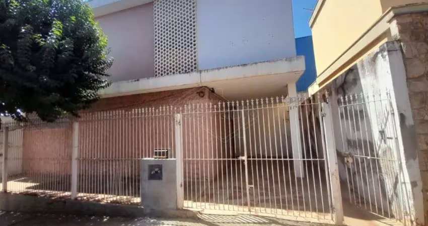 Casa com 3 quartos para alugar na Avenida Mário Ybarra de Almeida, 171, Centro, Araraquara