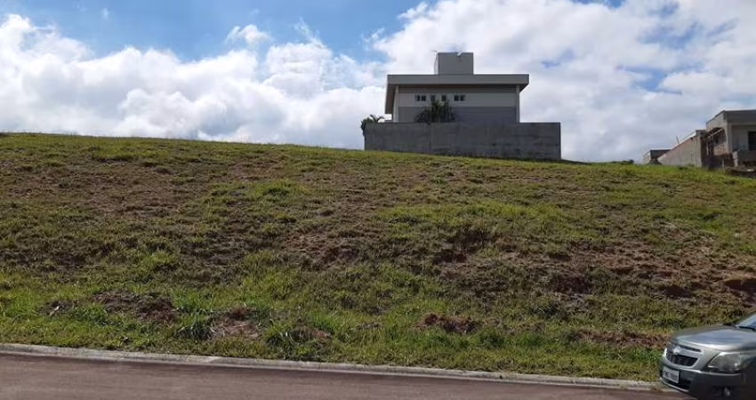TERRENO EM ACLIVE NO CONDOMÍNIO FECHADO ALTOS DA QUINTA