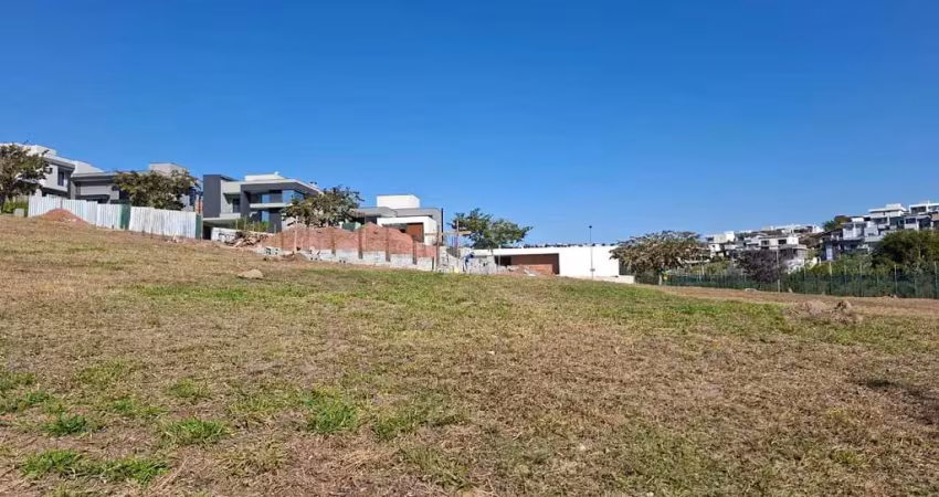 Terreno com 601,25m² no condomínio fechado colinas do paratehy sul