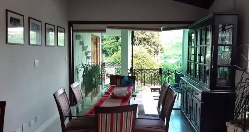 Linda casa assobradada no condomínio chácaras dos lagos