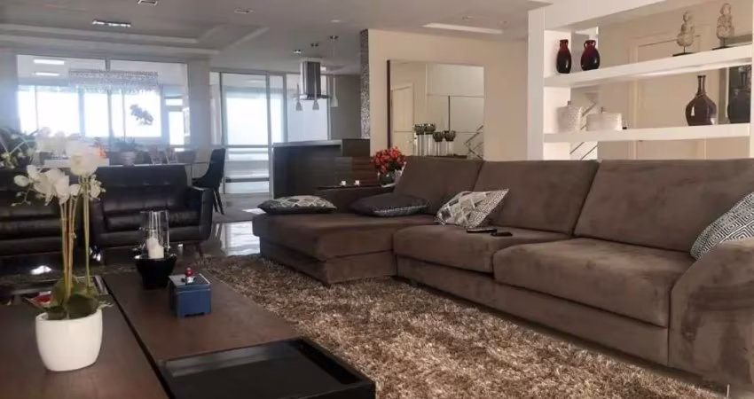 Casa com piscina e 4 quartos e suítes na pedra branca