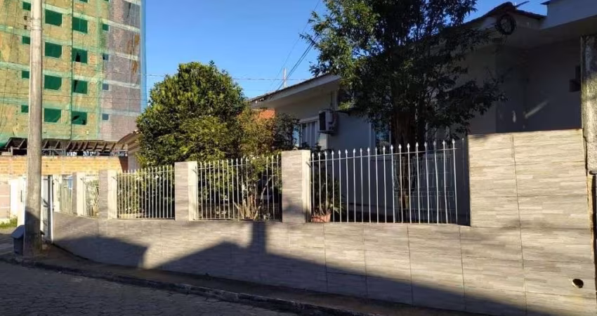 Casa com 4 Dormitórios Sendo 1 Suíte