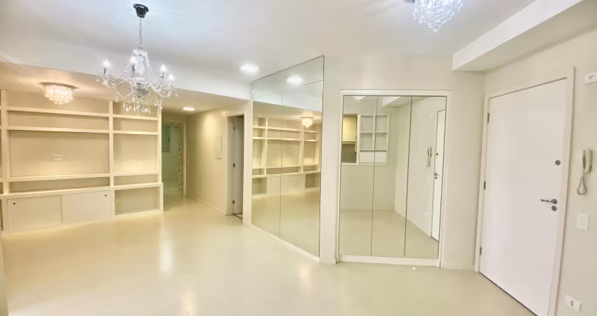 Apartamento com sala estendida e armários no brisas do araxá