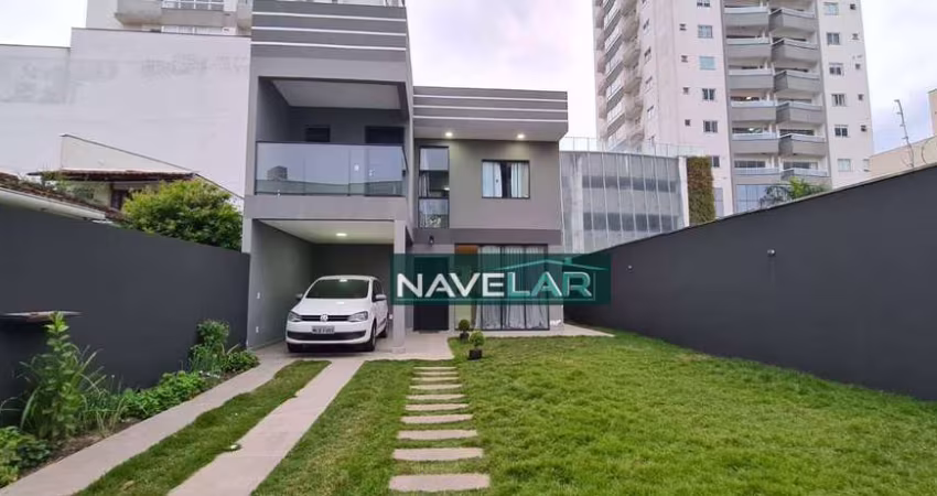 Lindo sobrado com 4 quartos no Centro de Itajaí próximo á igreja Matriz.