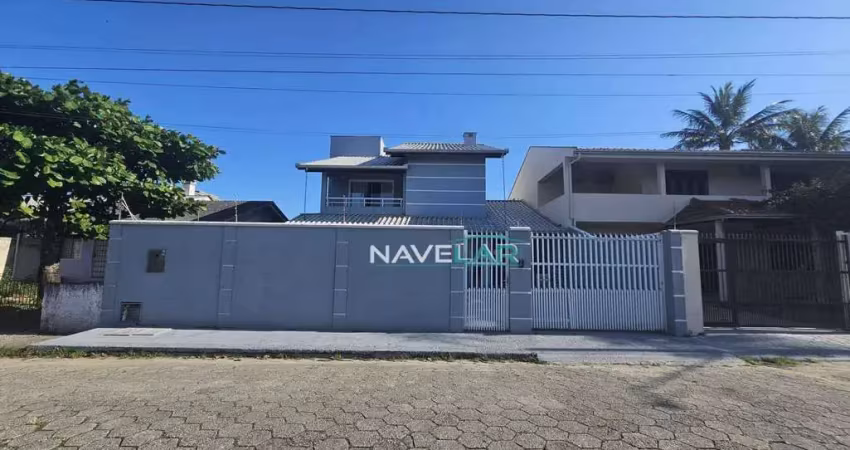 Linda casa a apenas 50 metros do da praia