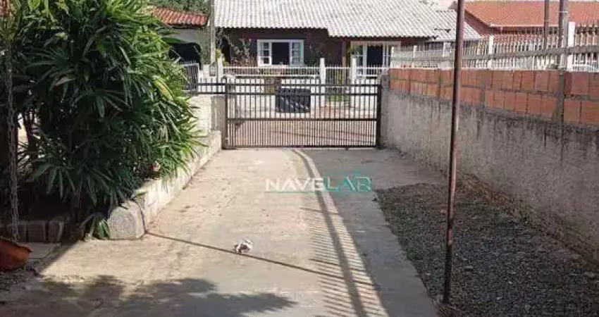 Ampla Casa com Sala Comercial na Quadra do Mar – Meia Praia, Navegantes