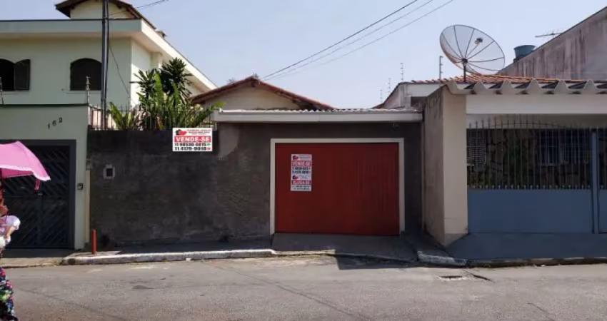 Casa térrea com  edicula e quintal grande, localizado em rua arborizada.